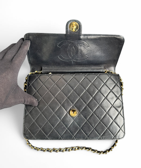 CHANEL MATELASSE CLASSIC MEDIUM SINGLE FLAP